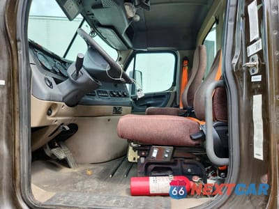 Zdjęcie 7 z 13 samochodu: 2017 FREIGHTLINER CASCADIA 113 SEMI TRUCK VIN:1FUBGBDVXHLHH2528 - miniatura