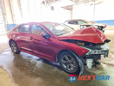 Czwarte zdjęcie samochodu z boku: 2023 KIA K5 LXS VIN:5XXG14J27PG185482 - miniatura