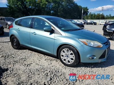 Czwarte zdjęcie samochodu z boku: 2012 FORD FOCUS SE VIN:1FAHP3K2XCL351585 - miniatura