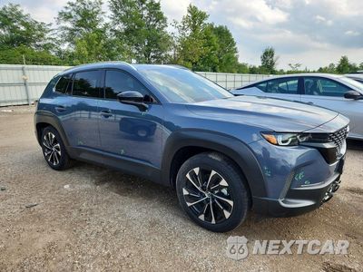Czwarte zdjęcie samochodu z boku: 2026 MAZDA CX-50 PREMIUM PLUS VIN:7MMVAAEW5TN162493 - miniatura