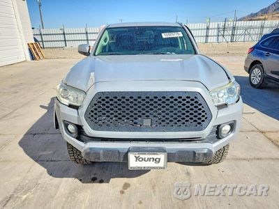 Piąte zdjęcie samochodu w środku: 2019 TOYOTA TACOMA SR5 V6 VIN:3TMCZ5AN6KM275205 - miniatura