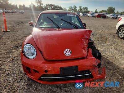 Piąte zdjęcie samochodu w środku: 2017 VOLKSWAGEN BEETLE S/SE VIN:3VW517AT9HM804629 - miniatura