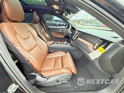 Piąte zdjęcie samochodu w środku: 2024 VOLVO XC60 ULTIMATE VIN:YV4L12RM5R1801281 - miniatura