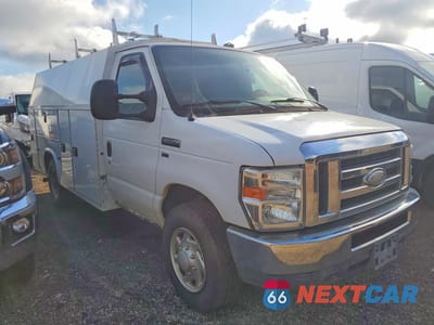 Czwarte zdjęcie samochodu z boku: 2014 FORD ECONOLINE E350 SUPER DUTY CUTAWAY VAN VIN:1FDWE3FLXEDB15635 - miniatura