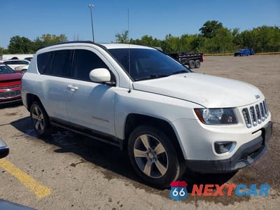 Czwarte zdjęcie samochodu z boku: 2017 JEEP COMPASS LATITUDE VIN:1C4NJCEB7HD156023 - miniatura