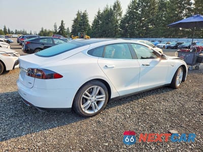 Trzecie zdjęcie samochodu z tyłu: 2016 TESLA MODEL S VIN:5YJSA1E20GF127946 - miniatura