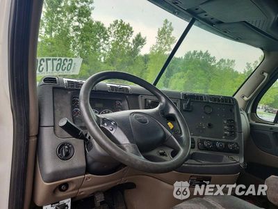 Zdjęcie 8 z 13 samochodu: 2014 FREIGHTLINER CASCADIA 125 VIN:3AKJGEDV6ESFM7377 - miniatura