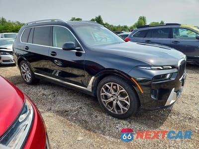 Czwarte zdjęcie samochodu z boku: 2025 BMW X7 XDRIVE40I VIN:5UX23EM03S9Z99752 - miniatura