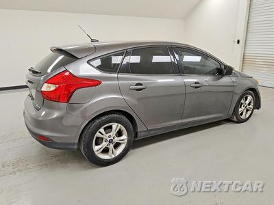 Trzecie zdjęcie samochodu z tyłu: 2014 FORD FOCUS SE VIN:1FADP3K21EL412808 - miniatura
