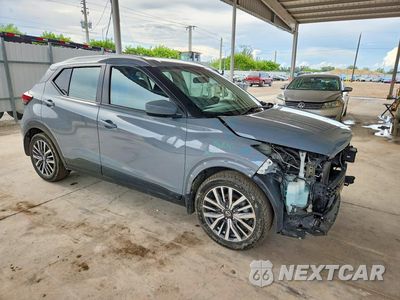 Czwarte zdjęcie samochodu z boku: 2021 NISSAN KICKS SV VIN:3N1CP5CV0ML543390 - miniatura