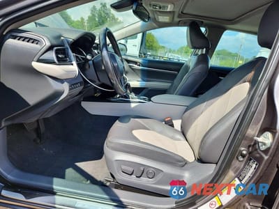 Zdjęcie 7 z 12 samochodu: 2019 TOYOTA CAMRY HYBRID XLE VIN:4T1B21HKXKU514895 - miniatura
