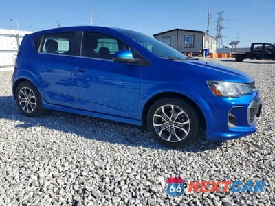 Czwarte zdjęcie samochodu z boku: 2018 CHEVROLET SONIC LT VIN:1G1JD6SH5J4102864 - miniatura