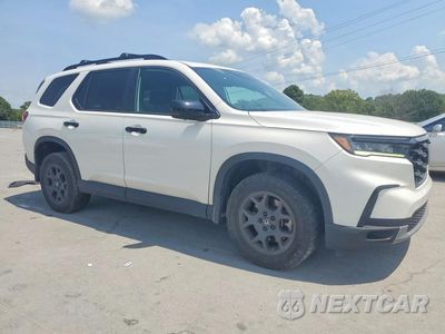Czwarte zdjęcie samochodu z boku: 2023 HONDA PILOT TRAILSPORT VIN:5FNYG1H64PB043085 - miniatura