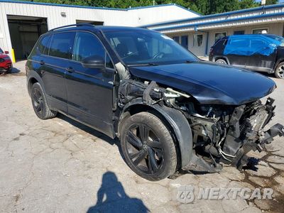 Czwarte zdjęcie samochodu z boku: 2023 VOLKSWAGEN TIGUAN SE R-LINE BLACK VIN:3VV8B7AX2PM057679 - miniatura