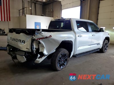 Trzecie zdjęcie samochodu z tyłu: 2026 TOYOTA TUNDRA PLATINUM HV VIN:5TFWC5DB8TX145874 - miniatura