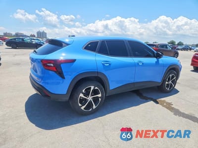 Trzecie zdjęcie samochodu z tyłu: 2024 CHEVROLET TRAX 1RS VIN:KL77LGE24RC134592 - miniatura