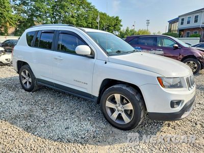 Czwarte zdjęcie samochodu z boku: 2017 JEEP COMPASS LATITUDE VIN:1C4NJDEB9HD139309 - miniatura