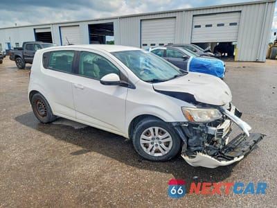 Czwarte zdjęcie samochodu z boku: 2017 CHEVROLET SONIC VIN:1G1JG6SH1H4172198 - miniatura