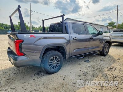Trzecie zdjęcie samochodu z tyłu: 2025 TOYOTA TUNDRA SR5 VIN:5TFLA5DB2SX240311 - miniatura