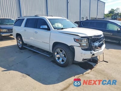 Czwarte zdjęcie samochodu z boku: 2017 CHEVROLET SUBURBAN K1500 PREMIER VIN:1GNSKJKC1HR380030 - miniatura