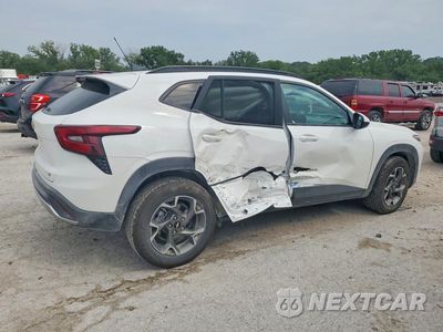 Trzecie zdjęcie samochodu z tyłu: 2025 CHEVROLET TRAX 1LT VIN:KL77LHEP3SC239776 - miniatura