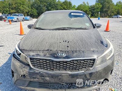 Piąte zdjęcie samochodu w środku: 2017 KIA FORTE LX VIN:3KPFK4A7XHE024185 - miniatura