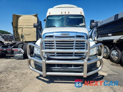 Piąte zdjęcie samochodu w środku: 2015 FREIGHTLINER CASCADIA SEMI TRUCK VIN:3AKJGLD53FSGR0471 - miniatura