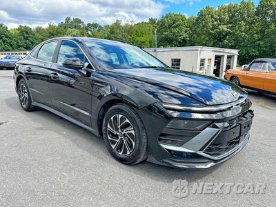 Czwarte zdjęcie samochodu z boku: 2026 HYUNDAI SONATA HYBRID BLUE VIN:KMHL24JJ3TA153729 - miniatura