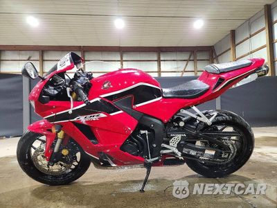 Trzecie zdjęcie samochodu z tyłu: 2018 HONDA CBR600 RR VIN:JH2PC40J9JK400321 - miniatura