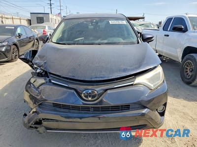 Piąte zdjęcie samochodu w środku: 2018 TOYOTA RAV4 XLE VIN:JTMWFREV6JJ190299 - miniatura