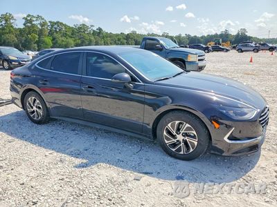 Czwarte zdjęcie samochodu z boku: 2023 HYUNDAI SONATA HYBRID BLUE VIN:KMHL24JJ9PA084261 - miniatura
