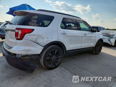 Trzecie zdjęcie samochodu z tyłu: 2019 FORD EXPLORER XLT VIN:1FM5K7D80KGB07340 - miniatura