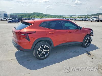 Trzecie zdjęcie samochodu z tyłu: 2024 CHEVROLET TRAX 1RS VIN:KL77LGE26RC018973 - miniatura