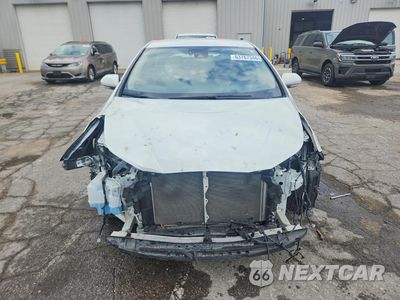 Piąte zdjęcie samochodu w środku: 2017 TOYOTA PRIUS FOUR VIN:JTDKARFU0H3531147 - miniatura
