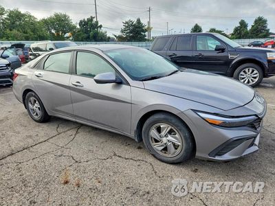 Czwarte zdjęcie samochodu z boku: 2024 HYUNDAI ELANTRA SE VIN:KMHLL4DG9RU781265 - miniatura