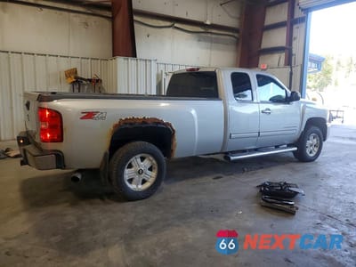 Trzecie zdjęcie samochodu z tyłu: 2013 CHEVROLET SILVERADO K1500 LTZ VIN:1GCRKTE04DZ346615 - miniatura