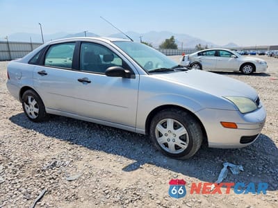 Czwarte zdjęcie samochodu z boku: 2005 FORD FOCUS ZX4 VIN:1FAFP34N35W304415 - miniatura