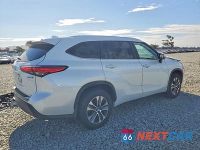 Trzecie zdjęcie samochodu z tyłu: 2023 TOYOTA HIGHLANDER HYBRID XLE VIN:5TDKBRCH7PS114786 - miniatura