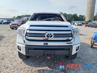 Piąte zdjęcie samochodu w środku: 2017 TOYOTA TUNDRA SR5 VIN:5TFDY5F17HX637381 - miniatura