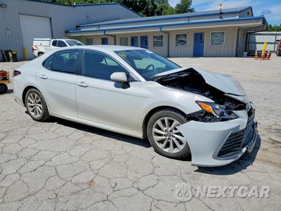 Czwarte zdjęcie samochodu z boku: 2022 TOYOTA CAMRY LE VIN:4T1C11AK2NU010024 - miniatura