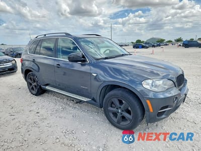 Czwarte zdjęcie samochodu z boku: 2013 BMW X5 XDRIVE50I VIN:5UXZV8C5XD0C14502 - miniatura
