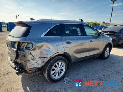 Trzecie zdjęcie samochodu z tyłu: 2018 KIA SORENTO LX VIN:5XYPG4A31JG417360 - miniatura