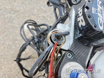 Zdjęcie 8 z 9 samochodu: 2004 YAMAHA YZFR6 L VIN:JYARJ06EX4A013549 - miniatura