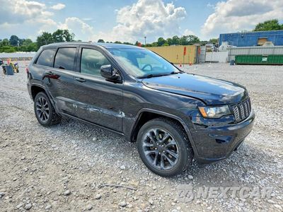 Czwarte zdjęcie samochodu z boku: 2021 JEEP GRAND CHEROKEE LAREDO VIN:1C4RJFAG5MC666505 - miniatura