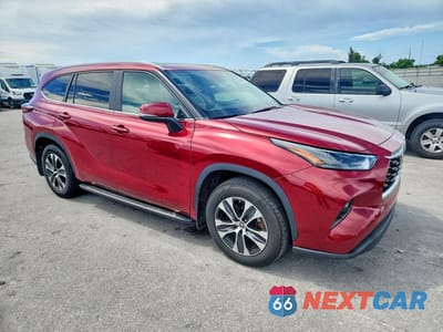 Czwarte zdjęcie samochodu z boku: 2024 TOYOTA HIGHLANDER XLE VIN:5TDKDRAH9RS053179 - miniatura