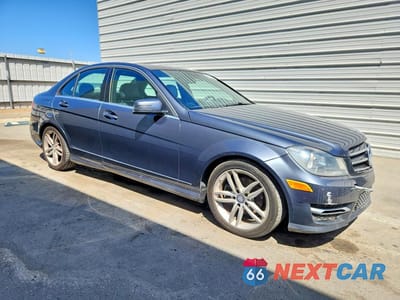 Czwarte zdjęcie samochodu z boku: 2014 MERCEDES-BENZ C 250 VIN:WDDGF4HB9EA928679 - miniatura