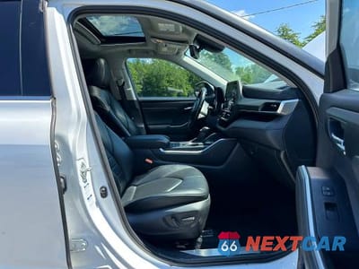 Piąte zdjęcie samochodu w środku: 2022 TOYOTA HIGHLANDER HYBRID XLE VIN:5TDHBRCH2NS538576 - miniatura