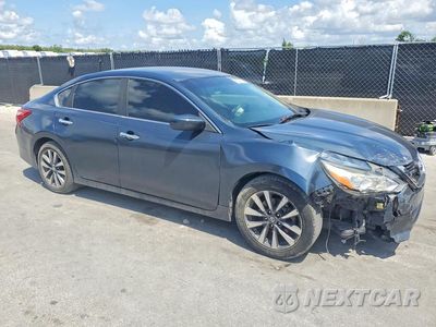 Czwarte zdjęcie samochodu z boku: 2017 NISSAN ALTIMA 2.5 SV VIN:1N4AL3AP3HC249496 - miniatura