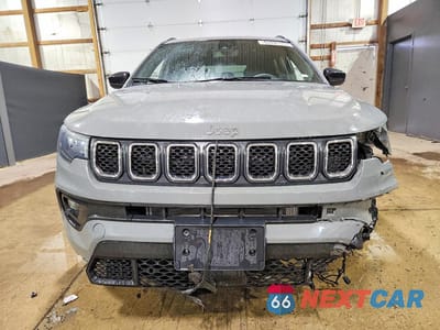 Piąte zdjęcie samochodu w środku: 2024 JEEP COMPASS LATITUDE VIN:3C4NJDBN9RT598334 - miniatura