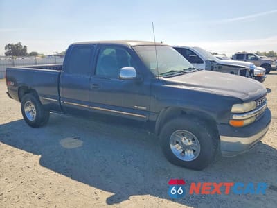 Czwarte zdjęcie samochodu z boku: 2002 CHEVROLET SILVERADO K1500 VIN:1GCEK19T52Z145083 - miniatura